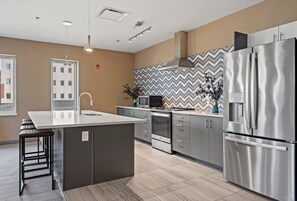 Micro-ondes, four, lave-vaisselle, cafetière/bouilloire