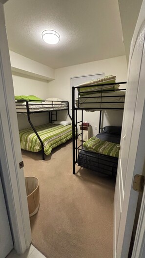 2 Schlafzimmer, BĂŒgeleisen/BĂŒgelbrett, kostenloses WLAN, BettwĂ€sche