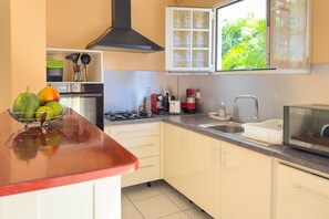 Kjøleskap, mikrobølgeovn, ovn og oppvaskmaskin