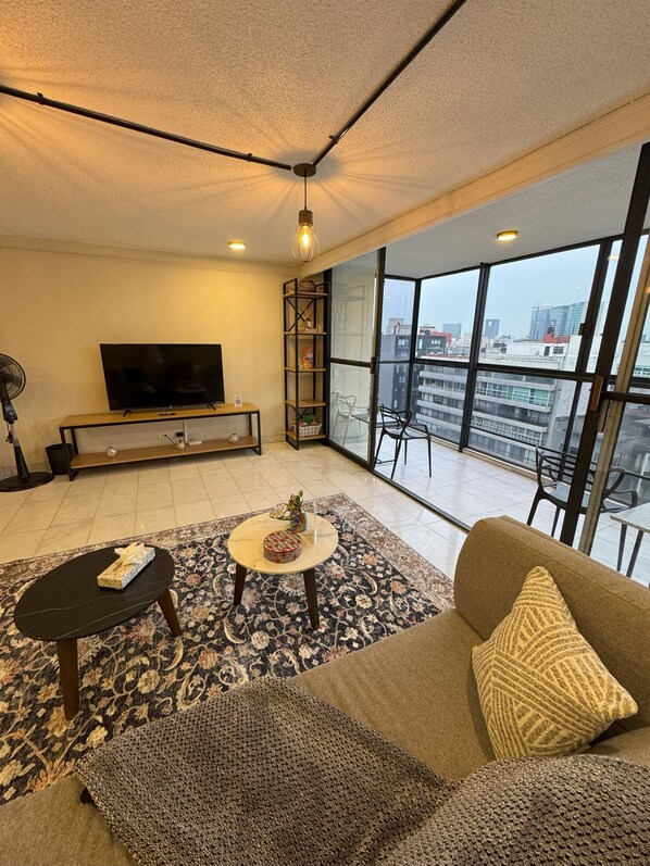 Apartment, Mehrere Schlafzimmer, Balkon, Stadtblick | Wohnbereich | Fernseher