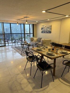 Apartment, Mehrere Schlafzimmer, Balkon, Stadtblick | Essbereich im Zimmer