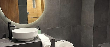 Apartment, 6 Bedrooms, Balcony, City View | Bathroom