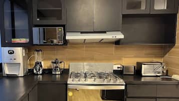 Apartment, 6 Bedrooms, Balcony, City View | Private kitchen