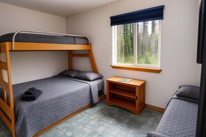 Escritorio, wifi gratis y ropa de cama 