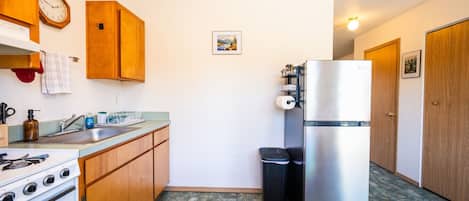 Een koelkast, een microgolfoven, een oven, een kookplaat