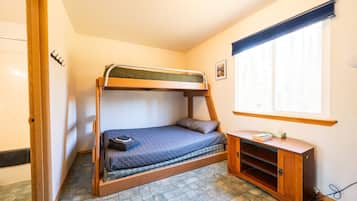 Escritorio, wifi gratis y ropa de cama