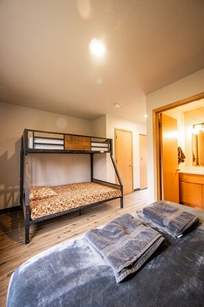 1 dormitori, escriptori, wifi gratuïta i roba de llit 