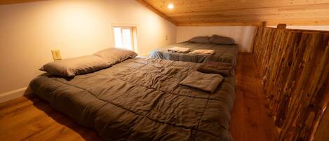 Een bureau, gratis wifi, beddengoed