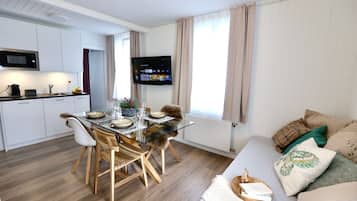 Traditional-Apartment, 2 Schlafzimmer, eigenes Bad | Wohnbereich | Flachbildfernseher