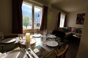 Flora | Dining room - ALP APARTMENTS with self check-in (Engelberg)