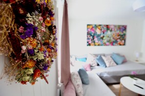 Apartamento tradicional, 1 habitación | Sala de estar | Una televisión de pantalla plana