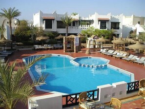 2 outdoor pools