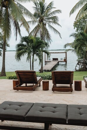 Property grounds - Lux house for 14 in Chetumal Bay, 20 min from airport, near Bacalar & Oxtankah. (Calderitas)