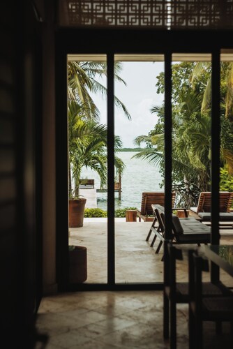 Lux house for 14 in Chetumal Bay, 20 min from airport, near Bacalar & Oxtankah.