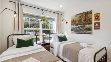 3 bedrooms, desk, iron/ironing board, free WiFi