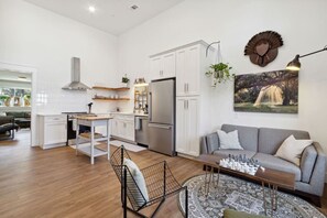 Smart TV, books - #G 2-Story, Modern Rustic Apt in Cntrl Downtown (St. Marys)