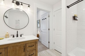 Hair dryer, towels - #G 2-Story, Modern Rustic Apt in Cntrl Downtown (St. Marys)