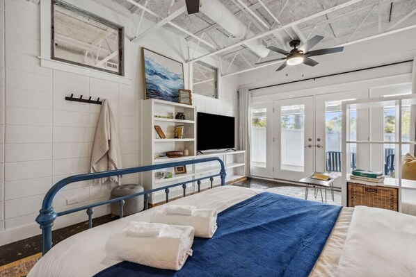 2 bedrooms, iron/ironing board, free WiFi, bed sheets - #B Loft Downtown! Huge 2-Bedroom (St. Marys)