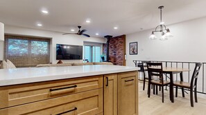 Dining - NEW! Lakeview Villas #06 (3-Bedroom Condo) with Pool (Mammoth Lakes)