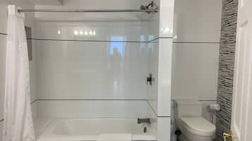 Deluxe Condo | Deep soaking bathtub