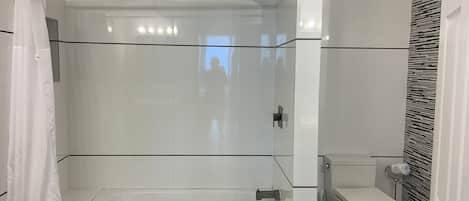 Deluxe Condo | Deep soaking bathtub