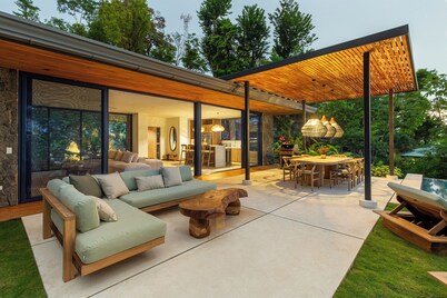 Villa Koa: Luxe Hillside Escape with Ocean Views