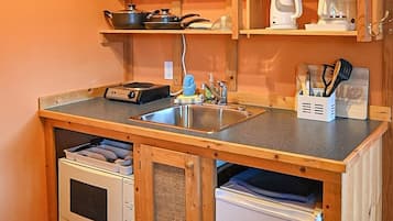 Fridge, microwave, dishwasher, coffee/tea maker