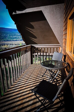 Outdoor dining - Parson Lodge - 6 Suites (Columbia-Shuswap)