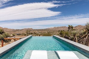 Piscina all'aperto, una piscina riscaldata
