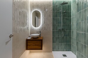 Chuveiro, secador de cabelo, toalhas de banho