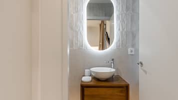Dusche, Haartrockner, Handtücher