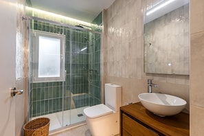 Chuveiro, secador de cabelo, toalhas de banho
