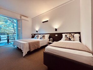Ropa de cama de alta calidad, colchones con efecto memoria y escritorio 