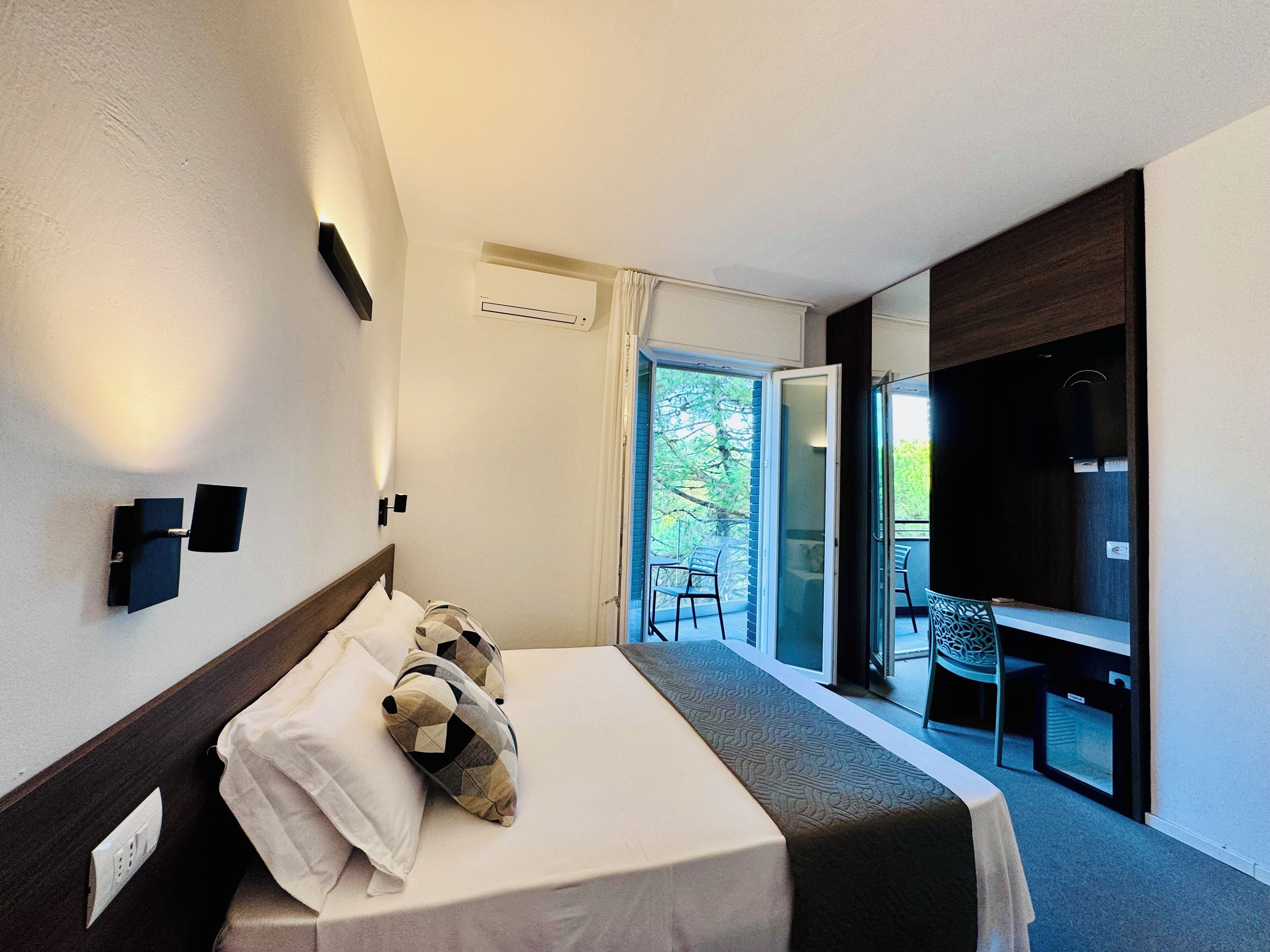 Chambre Double, 1 très grand lit, salle de bains privée