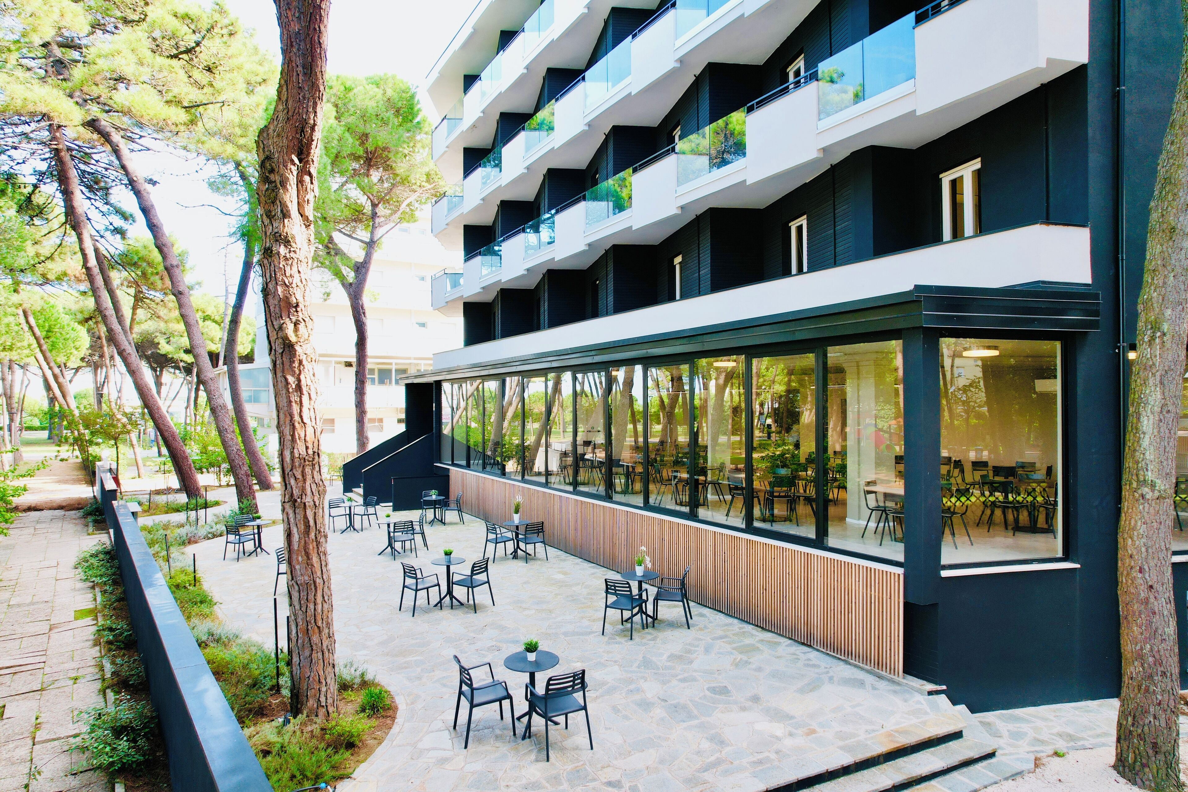 Un edificio moderno con terraza y amplias ventanas.