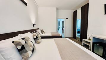 Habitación triple Deluxe, baño privado | Ropa de cama de alta calidad, camas con efecto memoria y escritorio