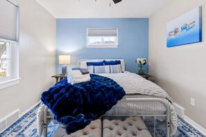 4 عدّة غرف نوم ومكتب ومكواة/لوح كي وسرير سفر