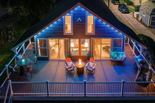 Island Gem~Riverfront, Near RMU Sports Center~4 BR