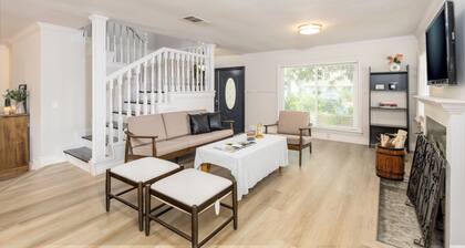 20% OFF Monthly / Modern 3BR 2BA / Private Backyard Retreat / Prime Location
