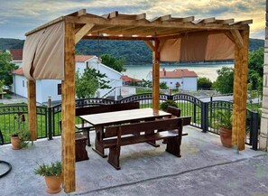 تناول الطعام بالخارج