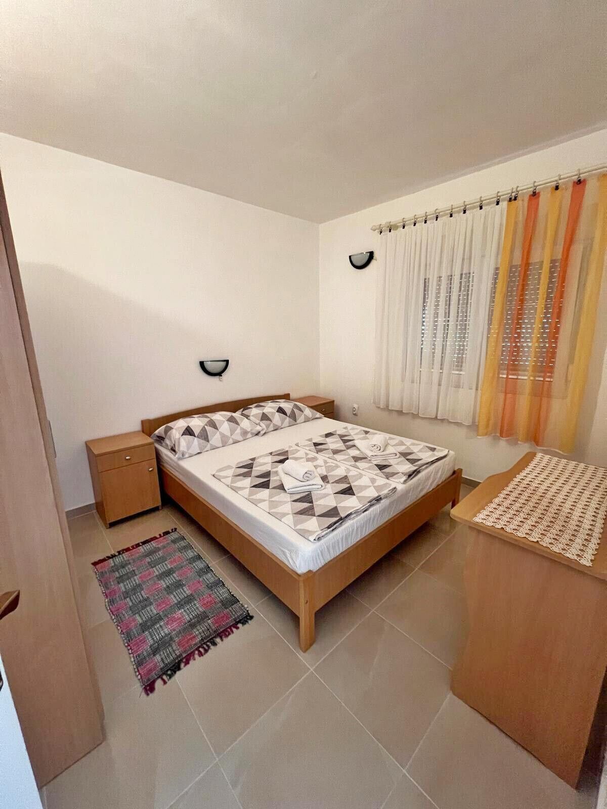 1 habitación, tabla de planchar con plancha y cuna de viaje 