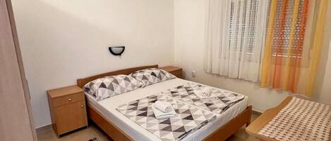 1 habitación, tabla de planchar con plancha y cuna de viaje