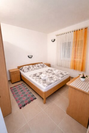 1 habitación, tabla de planchar con plancha y cuna de viaje