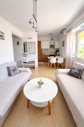 TV - Seafront Paradise at Rab Island - Emily 3 (Kampor)