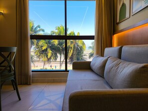 Basic Apart Daire | Oturma alanı | Uydu yayını kanalları bulunan 38 inç akıllı televizyon 