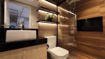 Apartemen Basic | Kamar mandi | Shower, pengering rambut, handuk, dan tisu toilet