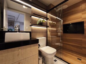 Basic Apartment | Bathroom | Shower, hair dryer, towels, toilet paper