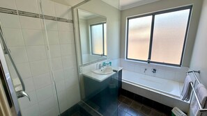 Bruser, håndklæder, Shampoo, Toiletpapir