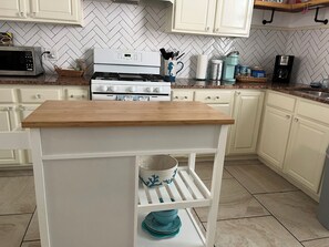 Private kitchen - Charming adorable  3-bedroom bungalow with WiFi and AC in brilliant Galveston (Galveston)