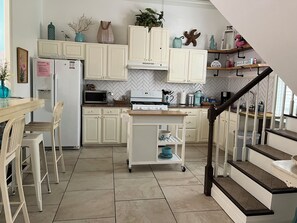 Private kitchen - Charming adorable  3-bedroom bungalow with WiFi and AC in brilliant Galveston (Galveston)